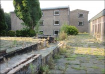 Pathway to the hostels from Beaumont Drive